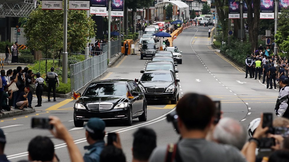 קהל צופה בשיירתו של שליט צפון קוריאה קים ג'ונג און בדרכו לפסגה עם טראמפ בסינגפור (צילום: EPA  )