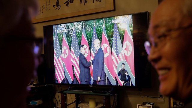 דרום קוריאנים צופים ב טלוויזיה פסגה פגישה קים ג'ונג און דונלד טראמפ דרום קוריאה צפון קוריאה (צילום: רויטרס)