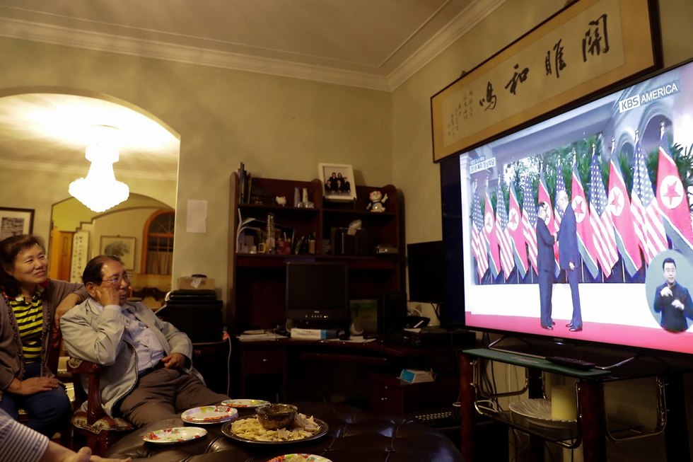דרום קוריאנים צופים ב טלוויזיה פסגה פגישה קים ג'ונג און דונלד טראמפ דרום קוריאה צפון קוריאה (צילום: רויטרס)