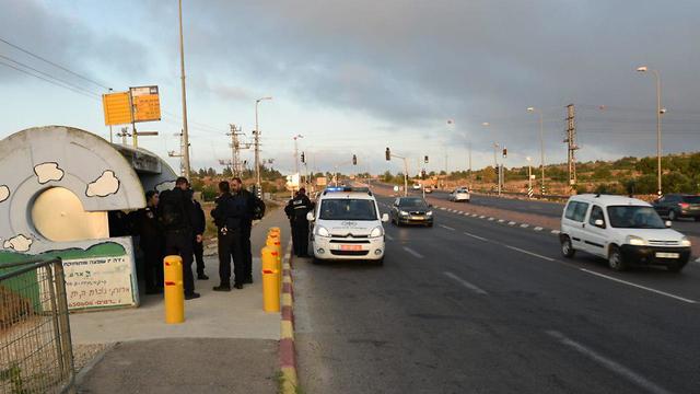 כוחות משטרה בכניסה לישוב אלעזר (צילום: רן דהן/TPS)
