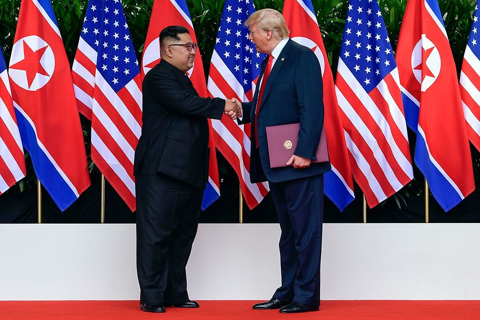 Ким Чен Ын и Дональд Трамп на встрече в Сингапуре. Фото; AP (צילום: AP)