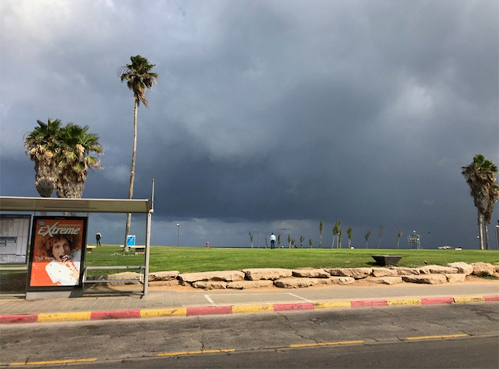 עננים בתל אביב (צילום: שלמה פשה)