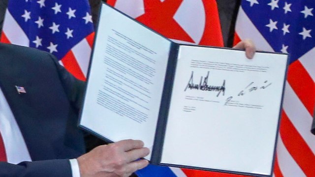 Декларация, подписанная лидерами КНДР и США. Фото: AP