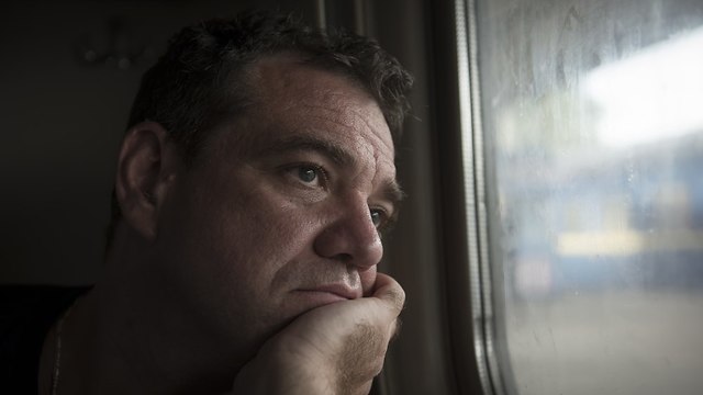 גבר עצוב שקוע במחשבות (צילום: Shutterstock)