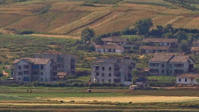 מבנים ב צפון קוריאה באזור המפורז  (צילום: EPA)