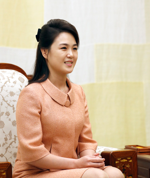 הנשק החם של צפון קוריאה: חליפות הפסטל ותיקי השאנל של אשת הרודן. לחצו על התמונה לכתבה המלאה (צילום: Korea Summit Press/GettyimagesIL)