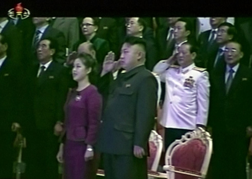 קים ג'ונג און ורי סול-ג'ו בצילום מתוך סרטון וידאו, 2013 (צילום: AP)