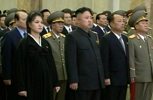 קים ג'ונג און ורי סול-ג'ו בצילום מתוך סרטון וידאו, 2012 (צילום: AP)