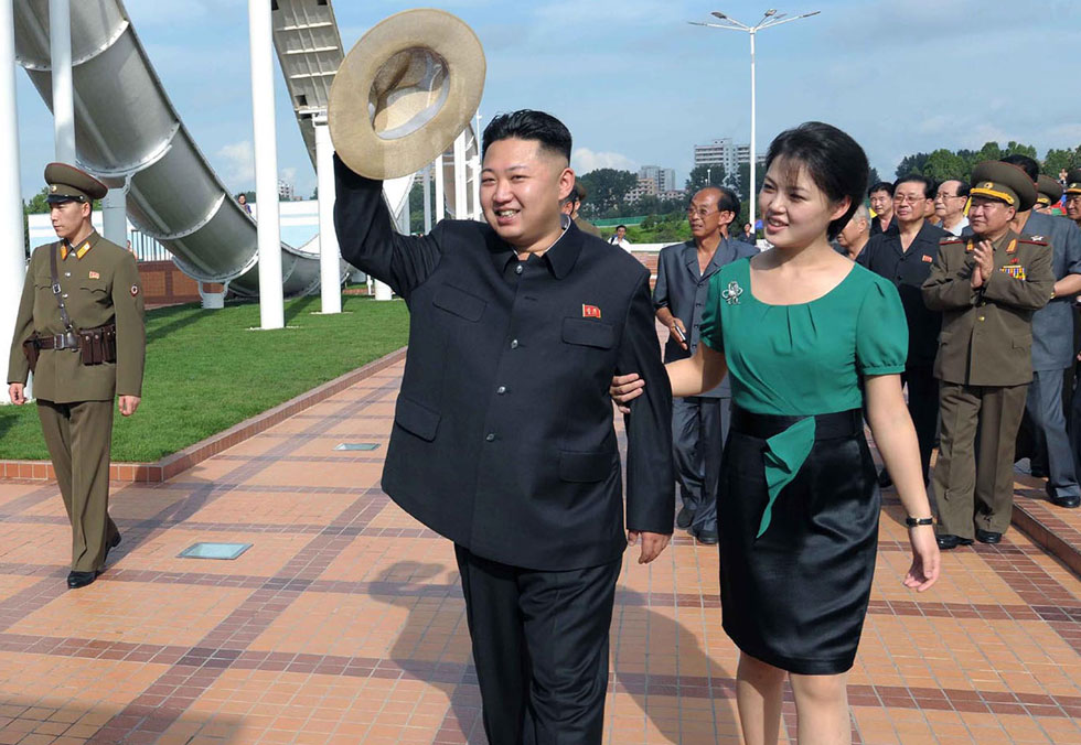 סומנה במדורי האופנה כפנים החדשות והמרעננות של צפון קוריאה. רי סול-ג'ו עם קים ג'ונג און (צילום: AP)