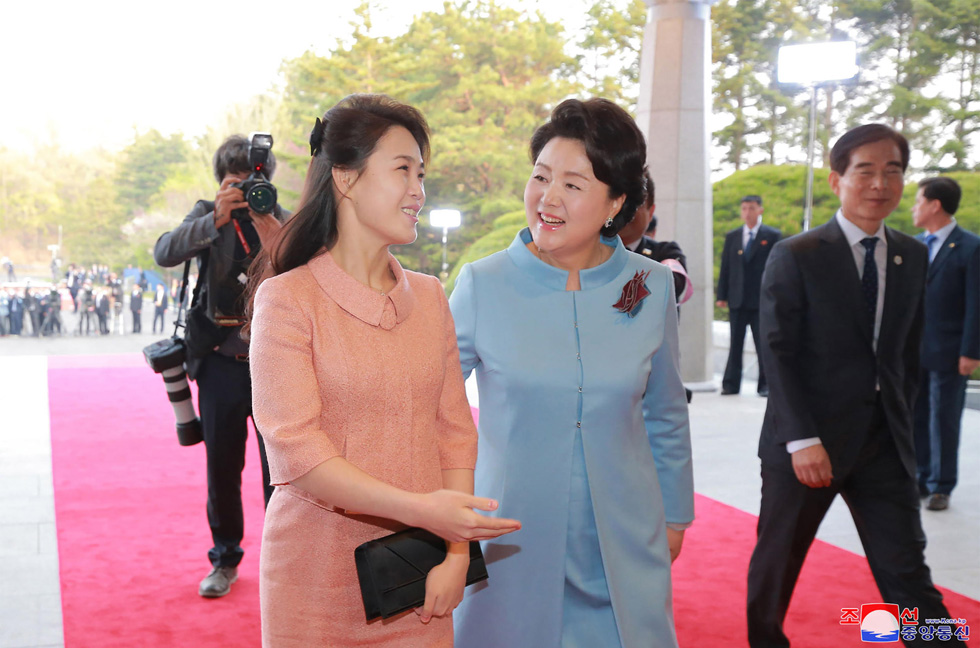 הנשים הראשונות של קוריאה הצפונית (משמאל) והדרומית (צילום: AFP)
