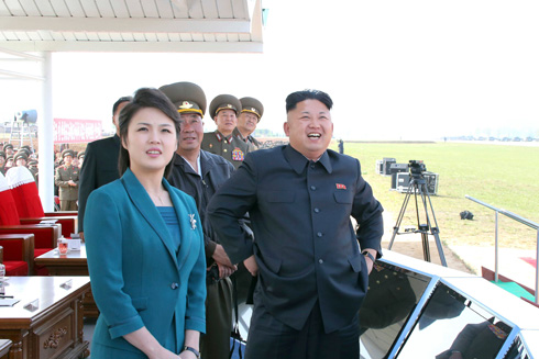 האם הגברת הראשונה של צפון קוריאה רוכשת פריטי מותגים מקוריים, או שהיא נעזרת בתופרת עילית שמייצרת עבורה העתקים? (צילום: רויטרס)
