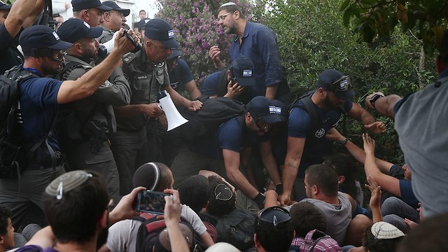 Police forces in Netiv Ha'avot (Photo: Ohad Zwigenberg)