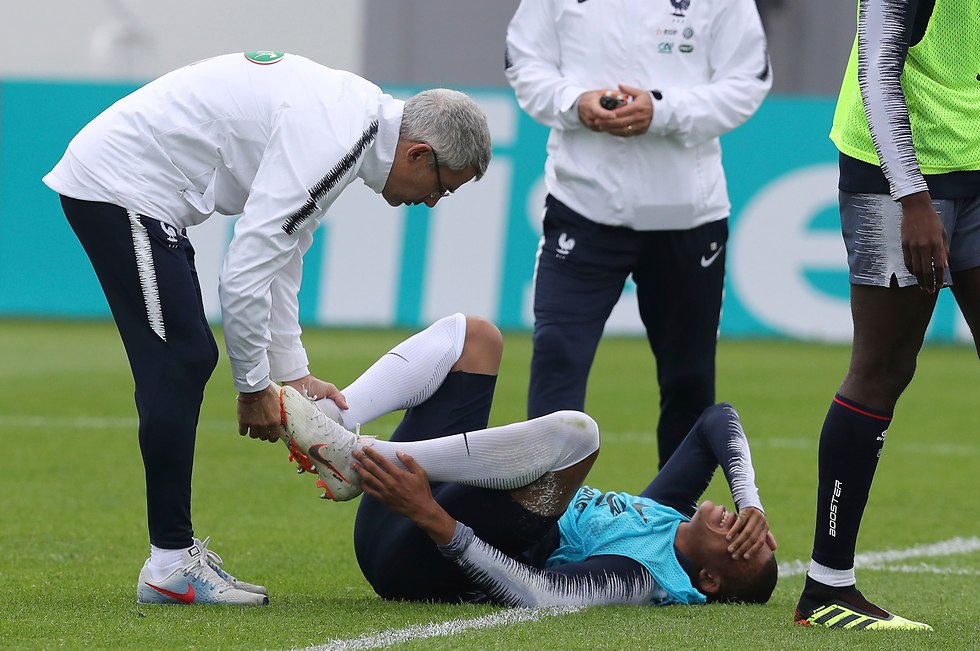 קיליאן אמבאפה נפצע באימון (צילום: AP)