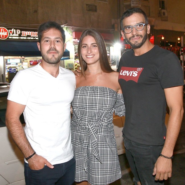 בא לחדש לה. מושיק גלאמין, דנה זרמון וגיא ביטון (צילום: ענת מוסברג) בא לחדש לה. מושיק גלאמין, דנה זרמון וגיא ביטון (צילום: ענת מוסברג)