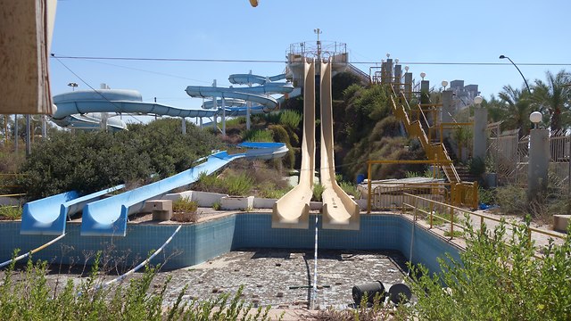 פארק המים אשקלונה לאחר שנסגר (צילום: מיכאל יעקובסון, מתוך ויקיפדיה)