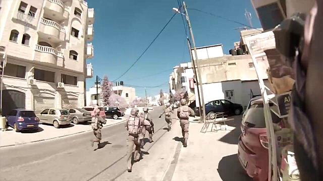 Duvdevan soldiers arrest suspect (Photo: IDF Spokesman's Office)