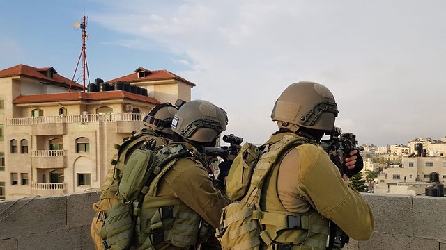 Duvdevan soldiers arrest suspect (Photo: IDF Spokesman's Office)