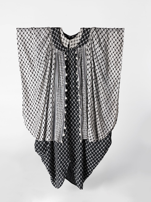 שמלת כאפייה בעיצובה של רוז'י בן יוסף, מתוך התערוכה (צילום: אלי פוזנר)