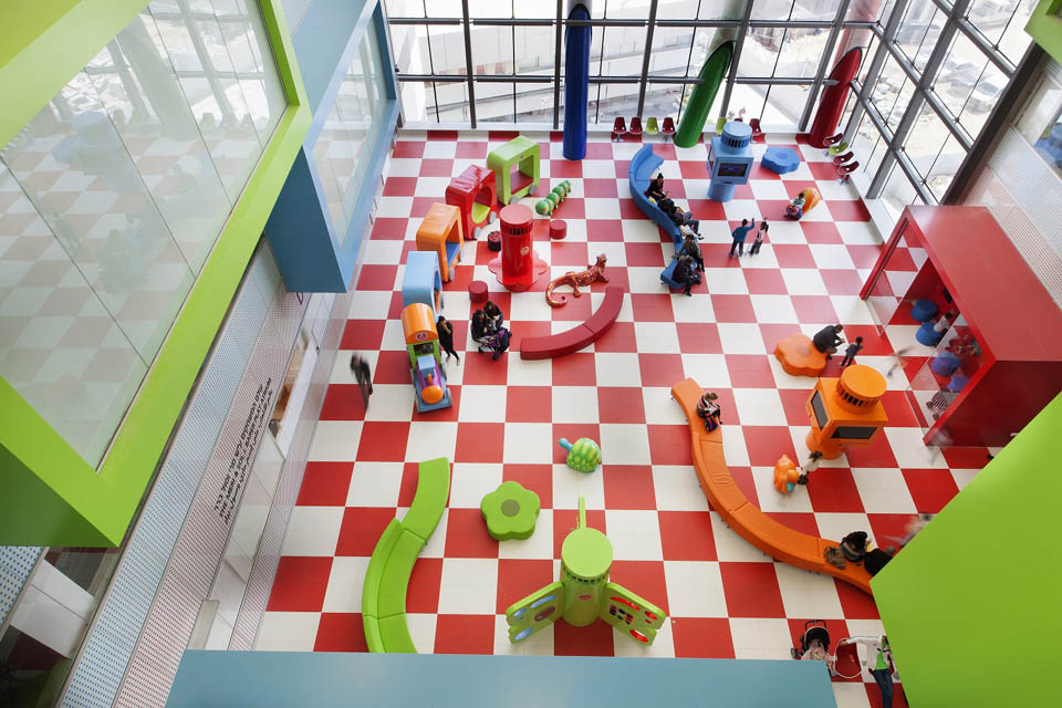 Внутренний дизайн детской больницы "Рут Раппопорт" в медцентре "Рамбам" в Хайфе Фото: Арад Шарон