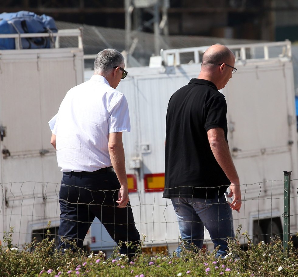 Arnon Mozes (L) arrives at Lahav 433 (Photo: Yariv Katz)