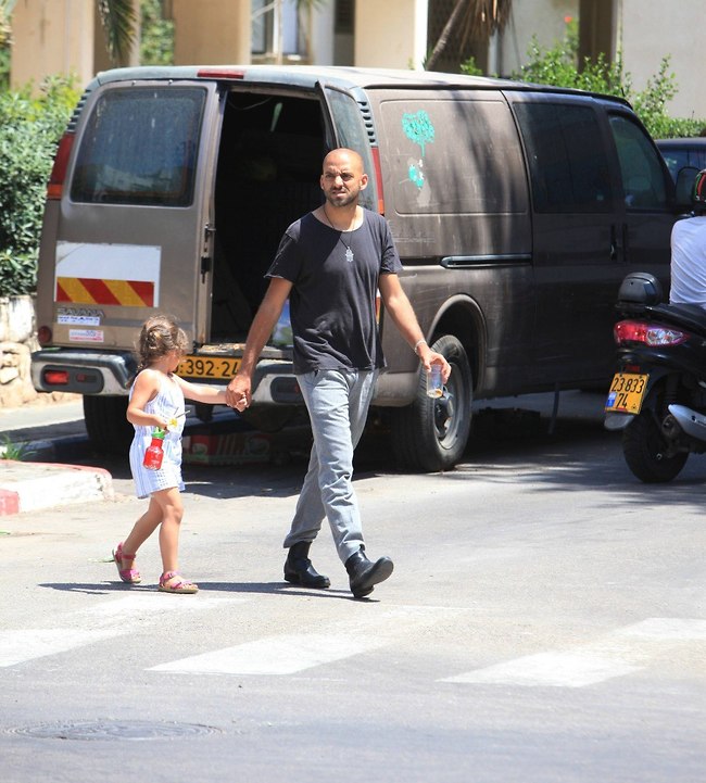 בדרך לקנות ארטיק? (צילום: מוטי לבטון) בדרך לקנות ארטיק? (צילום: מוטי לבטון)