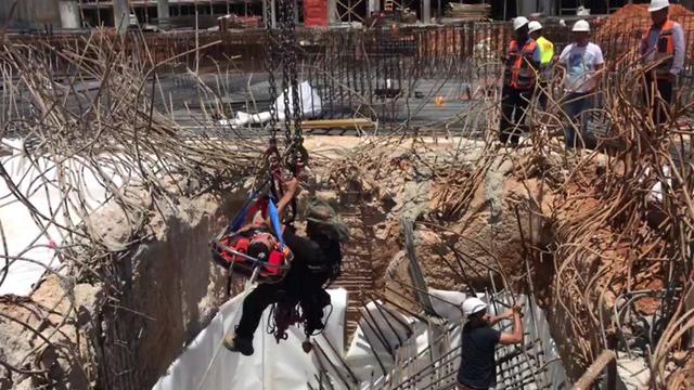 יו טיוב: חילוץ פועל באתר בנייה (צילום: דוברות כבאות והצלה)