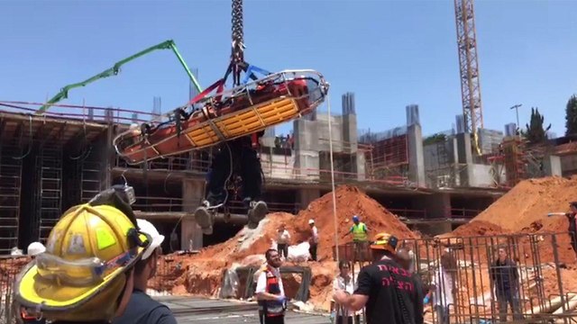 יו טיוב: חילוץ פועל באתר בנייה (צילום: דוברות כבאות והצלה)