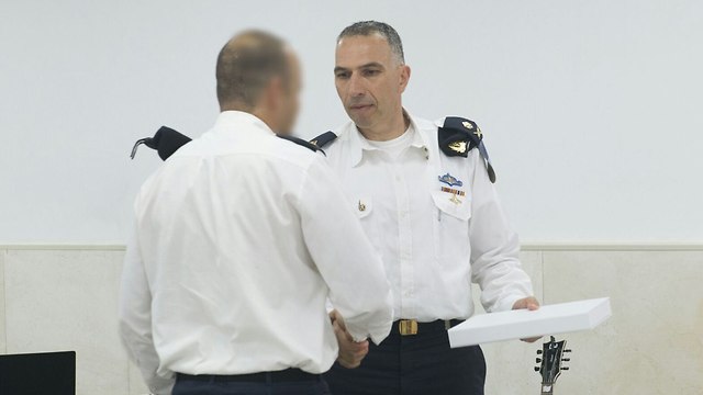 Israel Navy Commander Maj. Gen. Eli Sharvit gives certificate of appreciation (Photo: IDF Spokesperson's Unit)