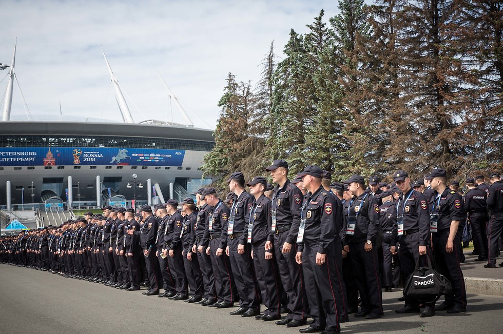 משטרת סנט פטרסבורג ערוכה ומוכנה למונדיאל (צילום: עוז מועלם)