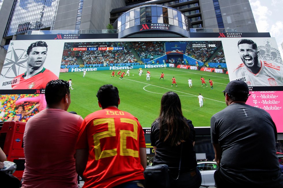 אוהדים צופים במשחק על מסך ענק (צילום: רויטרס)