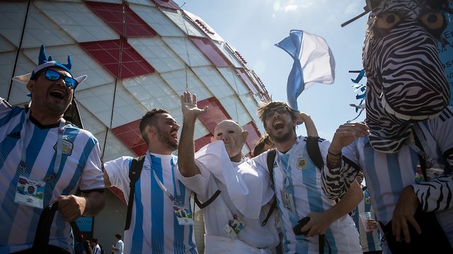 אוהדים לפני המשחק בין ארגנטינה לאיסלנד (צילום: עוז מועלם)