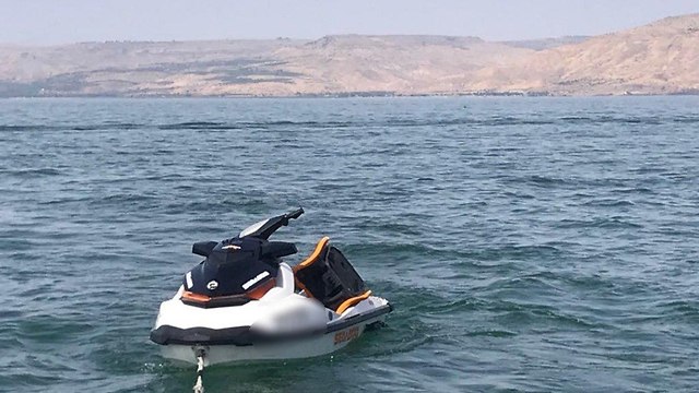 תאונה בין אופנוע ים לסירה גבר נפגע מסירה בחוף הטרפז בטבריה (צילום: דוברות משטרת ישראל )