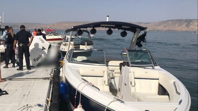 תאונה בין אופנוע ים לסירה גבר נפגע מסירה בחוף הטרפז בטבריה (צילום: דוברות משטרת ישראל )