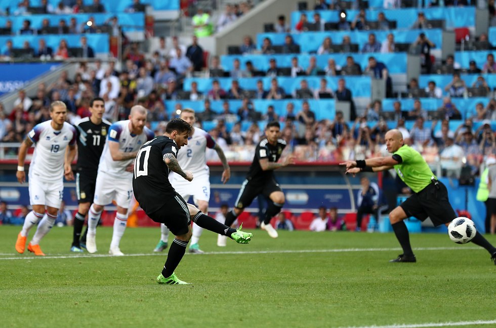 Messi misses the penalty kick (Photo: GettyImages)