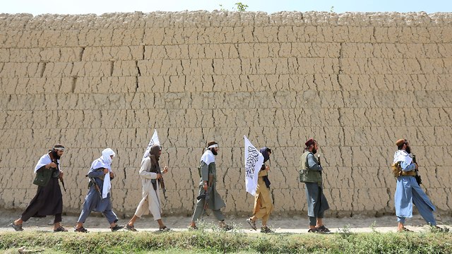 אפגניסטן הפסקת אש מוזרה חיבוקים עם טליבאן (צילום: רויטרס)