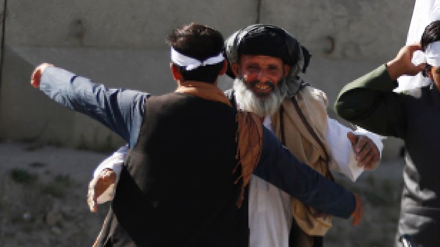 אפגניסטן הפסקת אש מוזרה חיבוקים עם טליבאן (צילום: EPA)