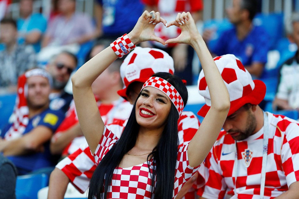 אוהדת נבחרת קרואטיה מבסוטית ביציע (צילום: רויטרס)