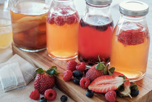 תה קומבוצ'יה קר ,מתובל בפירות יער  (צילום: Shutterstock)