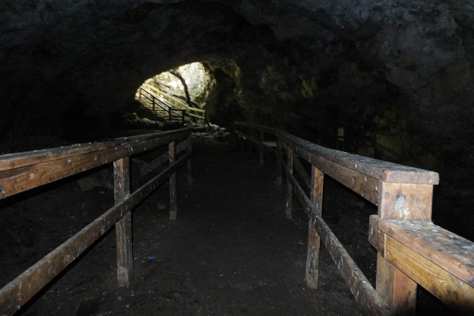 Деревянный мост в Пещере близнецов