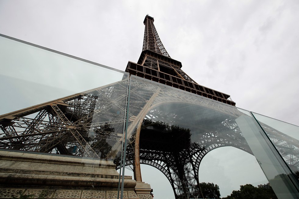 מגדל אייפל התקנת גדר וקיר זכוכית (צילום: AP)