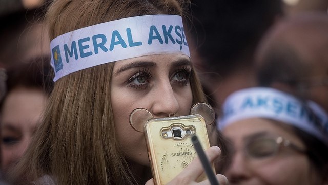 טורקיה בחירות תומכי מרל אקשנר מראל אקשנר  (צילום: gettyimages)