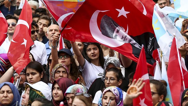 טורקיה בחירות תומכי מרל אקשנר מראל אקשנר סוף השבוע (צילום: MCT)