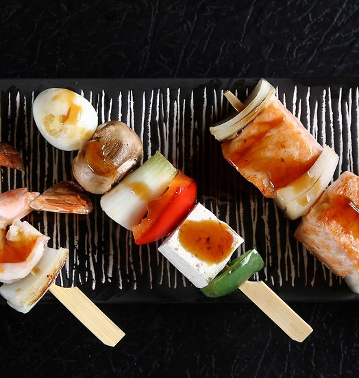 יאקימונו: קושיאקי (Kushiyaki) - שיפודי דג או בשר הנצלים בגריל, ומוגשים ברוטב טאריקי או במלח בלבד (צילום: מיטל סלומון)