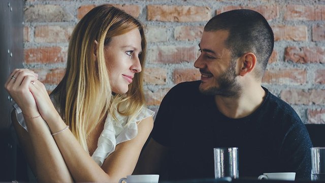 גבר ואישה יושבים קרוב בבית קפה (צילום: Shutterstock)