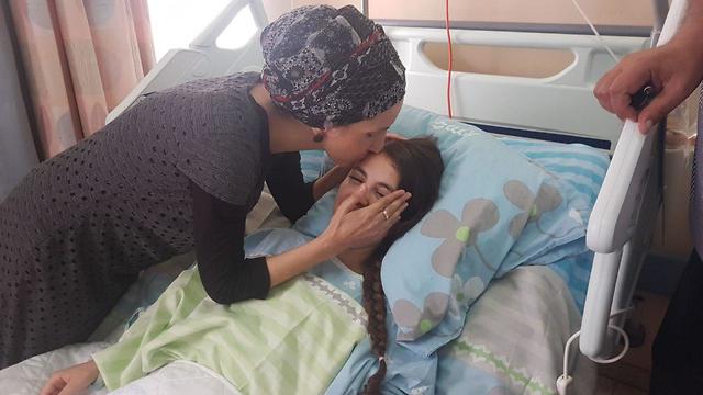 Shuva Malka with her mother in hospital (Photo: Gil Nechushtan)
