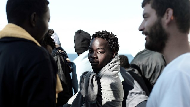 ספינת המהגרים אקווריוס שנדחתה ב איטליה עגנה ב ספרד (צילום: EPA)