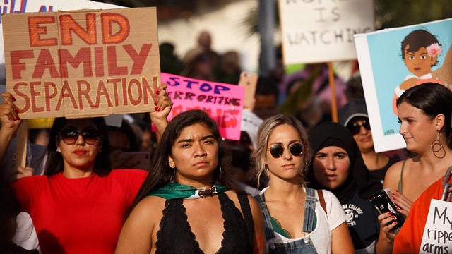 הפגנה נגד מדיניות הפרדת מהגרים מילדיהם לוס אנג'לס קליפורניה ארה