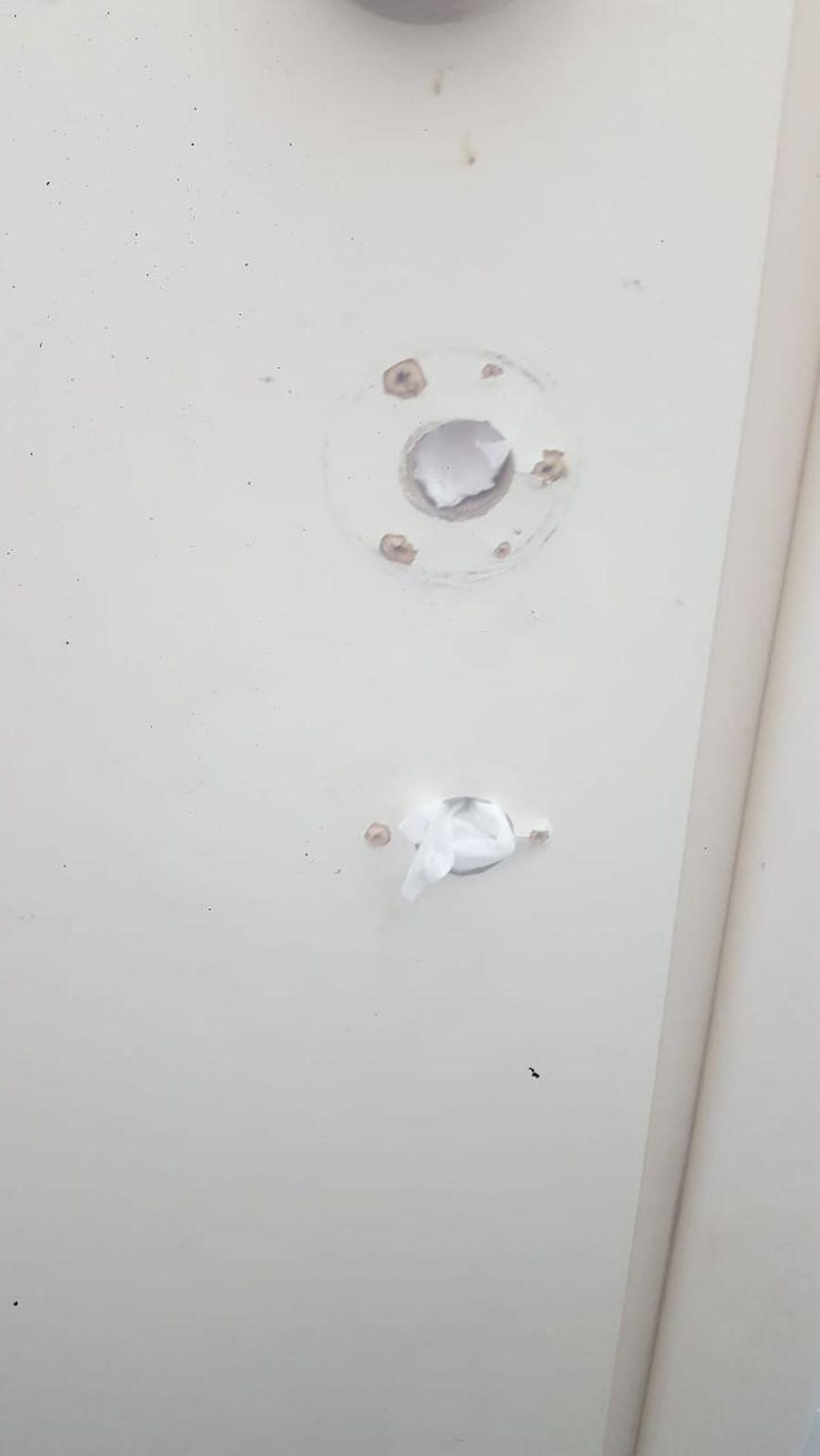 דלת הרוסה בביתו של זייד אלעמורי (צילום: זייד אלעמורי)