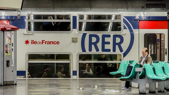 רכבת של רשת RER ב צרפת (צילום: shutterstock)