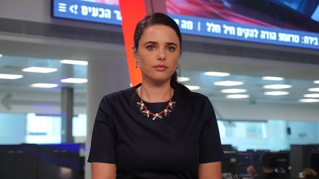 איילת שקד מתאחרת באולפן ynet (צילום: עידן ארבלי)